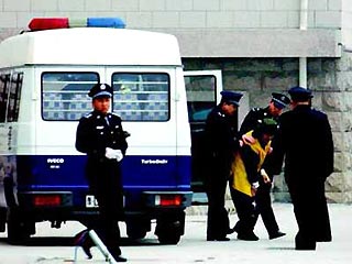 В одном из китайских городов в провинции Сычуань полиция арестовала 51-летнего местного жителя, по фамилии Хонг, который, как выяснилось, на протяжении многих лет воровал с местного кладбища части тел умерших и затем использовать их для лечения своей боль