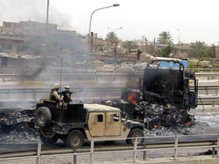 В Ираке восемь американских солдат погибли и четверо были ранены при взрыве начиненной взрывчаткой машины. Взрыв прогремел в четверг в районе Махмудия к югу от Багдада