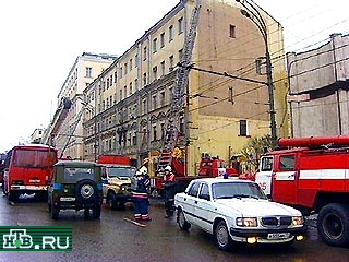 В центре Москвы на Ленинском проспекте в доме номер 4 возник сильный пожар