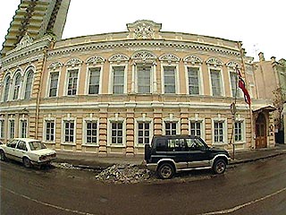 В Москве похищен автомобиль секретаря посольства Норвегии. По данным столичного ГУВД, в четверг неизвестные похитили автомашину "Фольксваген", принадлежащую секретарю посольства Королевства Норвегии