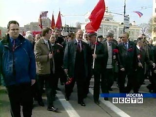 КПРФ и "Трудовая Россия" начали шествие к Театральной площади