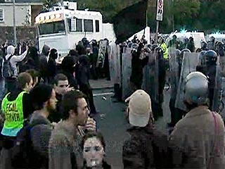 Полиция Дублина, где в субботу прошла церемония вхождения новых стран в Евросоюз, разогнала из водометов митинг, в котором принимали участие несколько тысяч антиглобалистов