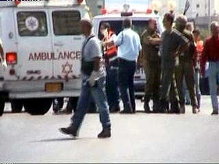 Как сообщило агентство MIGnews.com, в воскресенье днем двое палестинских террористов расстреляли автомобиль с израильскими номерными знаками