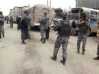 В Грозном на Гудермесской улице сработало взрывное устройство, заложенное на обочине. В этот момент по улице следовала автомашина "Жигули", в которой находились сотрудники службы безопасности президента Чечни