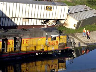 Два товарных поезда столкнулись близ техасского города Сан Антонио на железнодорожном мосту через реку Сан Антонио