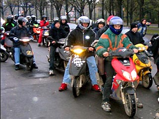 Правительство Москвы добралось до любителей мопедов или, как их называют в последнее время, "скутеров"