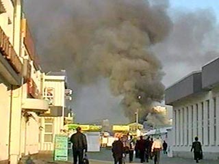 На юге столицы, рядом с станцией метро "Красногвардейская" рано утром в пятницу загорелся вещевой рынок, расположенный на Ореховом бульваре