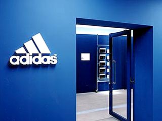 В четверг компания открыла двери своей лаборатории для журналистов и продемонстрировала кроссовки Adidas-1,