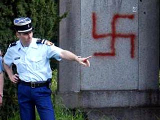 В пятницу утром на памятнике еврейским солдатам, погибшим в кровопролитной битве при Вердене (1916 год), были обнаружены неонацистские лозунги и знаки свастики