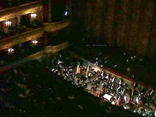 Около 20:00, после первого акта оперы Чайковского "Мазепа", группа национал-большевиков, находящаяся в бельэтаже, развернула растяжку - "Долой самодержавие Путина!"