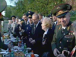 В Александровском саду Путин и Иванов поели каши с ветеранами