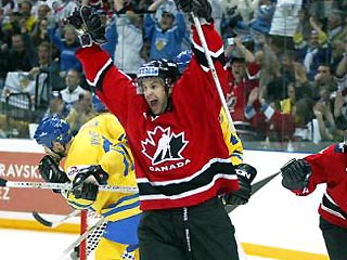 Сборная Канады второй год подряд выигрывает чемпионат мира по хоккею. Накануне в финальном матче против сборной Швеции хоккеисты из "Страны кленового листа" преодолели дефицит в две шайбы и победили 5:3