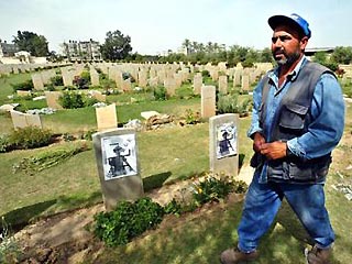 10 палестинцев, вооруженных топорами и автоматами, ворвались на территорию кладбища, на котором похоронены британские солдаты, погибшие в Первой и Второй мировых войнах