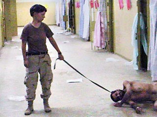 Фотографии пыток иракских заключенных, опубликованные газетой The Washington Post, вызвали шок. На них изображена улыбающаяся военнослужащая, которая держит на привязи скорчившегося на земле заключенного багдадской тюрьмы "Абу-Гурейб"