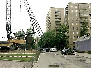 В Киеве во двор детского сада упал строительный кран