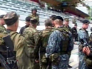 еразорвавшееся самодельное взрывное устройство обнаружено в среду в ходе проведения инженерной разведки на стадионе "Динамо" в центре Грозного, где 9 мая произошел взрыв, в результате которого погиб президент Чечни Ахмад Кадыров и еще 6 человек