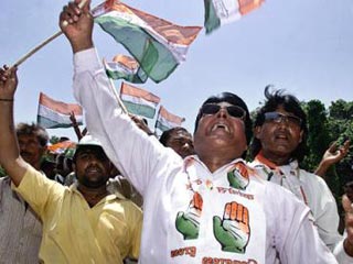 Ганди выигрывает выборы в Индии: премьер-министр Ваджпаи уходит в отставку