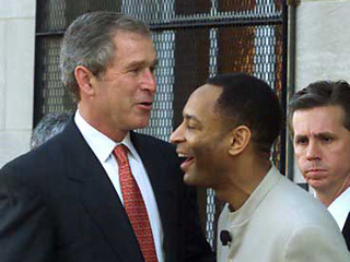 Джордж Буш-младший обменивается шутками с пастором Гарольдом Льюисом-старшим