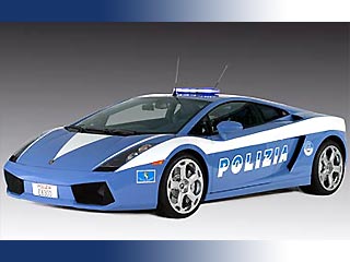 Полицейские в Италии пересаживается на Lamborghini