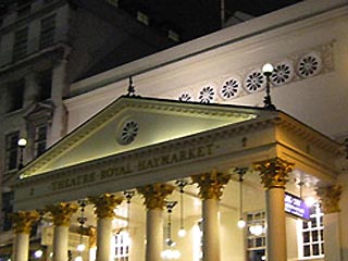 В результате обрушения потолка в лондонском театре Theatre Royal 15 зрителей получили ранения. Как сообщает АР, во время субботнего вечернего представления упал канделябр, после чего обрушилась часть потолка. Пострадавшие доставлены в клиники