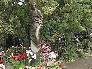 В Москве осквернена могила Владимира Высоцкого
