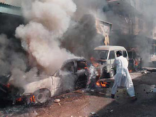 Возмущенные убийством религиозных лидеров, демонстранты в Карачи сожгли десятки автомашин