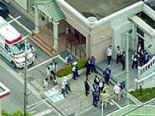 В Японии 100 спецназовцев почти двое суток осаждают дом, где засел гангстер с автоматом и взрывчаткой