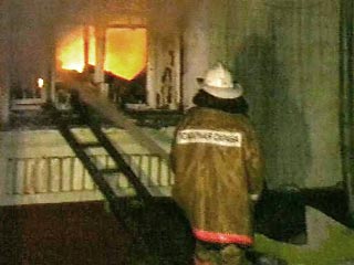 Два человека задохнулись в дыму пожара в одном из общежитий Владивостока (Приморский край), еще трое человек получили отравление угарным газом