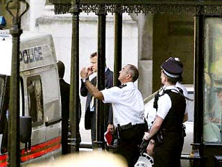 Двоим злоумышленникам, которые забросали накануне в парламенте премьер-министра Великобритании Тони Блэра мукой, предъявлено сегодня обвинение в оскорбительном поведении