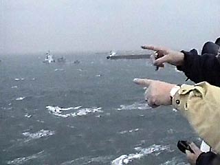 В гонконгских водах близ острова Ламма в ночь на понедельник вооруженные морские пираты на быстроходном катере атаковали грузовое судно. Моряки были вынуждены прыгать за борт