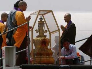 Фрагмент пальца Будды хранится в золотом сундуке, инкрустированном нефритами, и почитается как одна из главных реликвий буддистской религии.