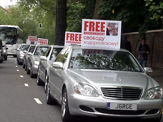 Березовский выпустил на улицы Лондона 100 "мерседесов" с плакатами в защиту Ходорковского