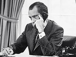 Бывший президент США Ричард Никсон в момент начала арабо-израильской войны был настолько пьян, что не смог ответить на срочный телефонный звонок тогдашнего премьер-министра Великобритании Эдварда Хита