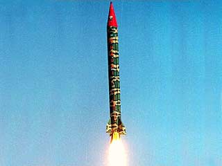 Пакистан провел успешное испытание ракеты средней дальности, способной нести ядерные боезаряды. Об этом сегодня сообщил глава пресс- службы национальных вооруженных сил генерал-майор Шаукат Султан
