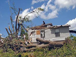 В общей сложности десять человек погибли за последние несколько дней в результате продолжающихся сильнейших бурь и торнадо, обрушившихся на ряд американских штатов Среднего запада