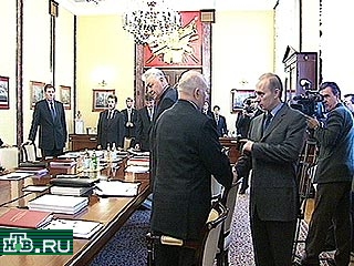 Президент Владимир Путин открыл заседание президиума Госсовета, на котором будут обсуждаться вопросы земельного законодательства