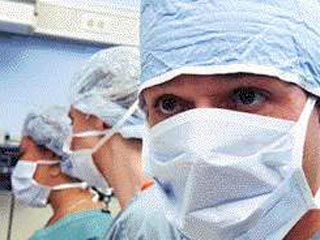 53-летний безработный Норман Хатчинз более 40 раз беспокоил и оскорблял медицинский персонал, выпрашивая у медиков хирургические маски и белые халаты