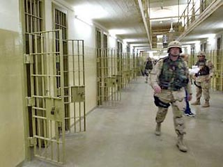 Двое морских пехотинцев США приговорены к тюремному заключению по обвинению в пытках иракского заключенного в тюрьме "Абу-Грейб".