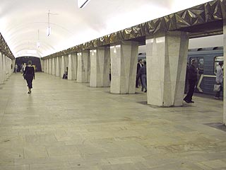 На станции метро "Китай-город" Таганско-Краснопресненской линии в пятницу днем на рельсы упал пожилой мужчина