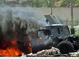 Мощное взрывное устройство сработало под колесами американского военного джипа Humvee в восточной части Багдада