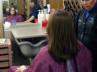 В Великом Новгороде эпидемиологи установили, что жителей города заражала корью женщина-парикмахер