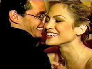 Известная певица Дженнифер Лопес вышла замуж за певца и актера Марка Энтони, который не так давно подарил ей шикарное обручальное кольцо с сияющими брильянтами