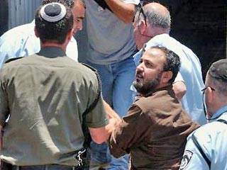 Израильский суд в воскресенье приговорил лидера "Бригад мучеников Аль-Аксы" Марвана Баргути к пожизненному сроку заключения по обвинению в убийстве