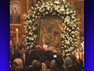 Тихвинская  икона,  по  преданию,  была  написана   святым апостолом и евангелистом Лукой