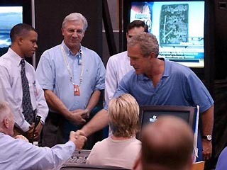 Джордж Буш неожиданно посетил вечером во вторник засекреченный оперативный командный центр управления мерами безопасности для самита "большой восьмерки", чтобы лично поблагодарить его работников
