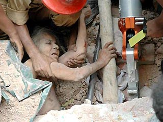 12 человек погибли под развалинами 200-летнего дома в столице Бангладеш, еще 30 под завалами
