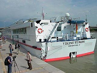 В столице Австрии корабль врезался в опору моста - 19 ранены