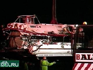 Самолет Ан-124 с британским глубоководным спасательным судном на борту в 15.25 мск. вылетел из шотландского аэропорта Прествик для возможного участия в операции по спасению подлодки "Курск"