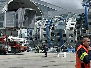 В парижском аэропорту Roissy-Charles de Gaulle возобновят поиски возможных жертв в обрушившемся терминале 2-Е
