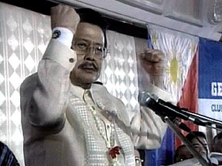 Смещенный с поста президента Филиппин Джозеф Эстрада заявил сегодня, что продолжает считать себя законным главой государства